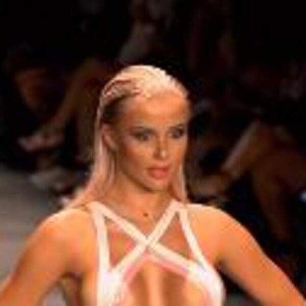 SKANDALOZNA REVIJA - MANEKENKE SE PROŠETALE SKORO GOLE PO PISTI: Vidi im se i šta treba i šta ne treba (FOTO/VIDEO)