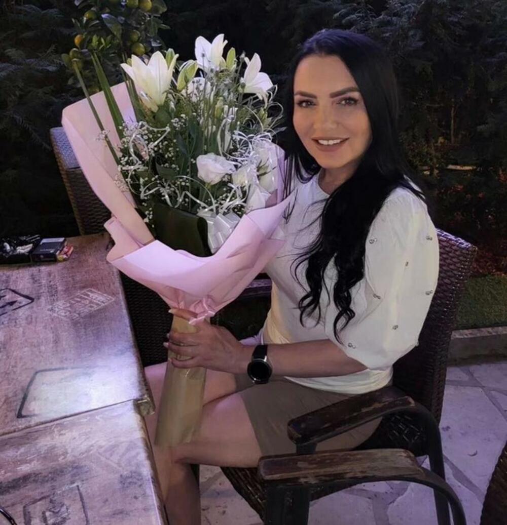 Vesna je pozirala na stolici prekrštenih nogu