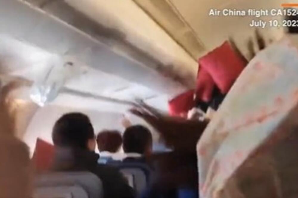 DRAMA NA NEBU, KROV AVIONA NAPUKAO TOKOM LETA: Sve je bilo mirno, a onda je u sekundi nastao HAOS (VIDEO)