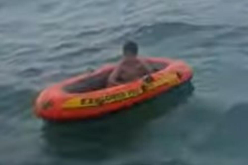 RODITELJI MOLILI DEČAKA DA IZAĐE IZ VODE, A ONDA GA JE VETAR ODUVAO KA PUČINI: Dramatičan snimak spasavanja (VIDEO)