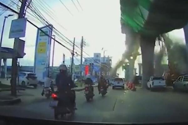 SRUŠIO SE NADVOŽNJAK, ISPLIVAO DRAMATIČAN SNIMAK: Vozači izbegli SMRT ZA DLAKU, ovo je PUKA SREĆA (VIDEO)