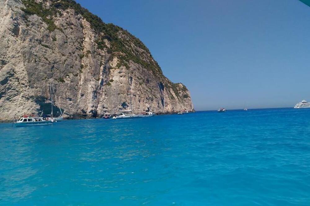DRAMA NA JEDNOM OD OMILJENIH GRČKIH LETOVALIŠTA: Turistički brod se zakucao u BETONSKE BLOKOVE, ima povređenih