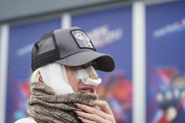 DUŠICA JAKOVLJEVIĆ SVA U ZAVOJIMA IZAŠLA IZ BOLNICE: Voditeljka otkrila KAKO SE OSEĆA i čega se PLAŠILA