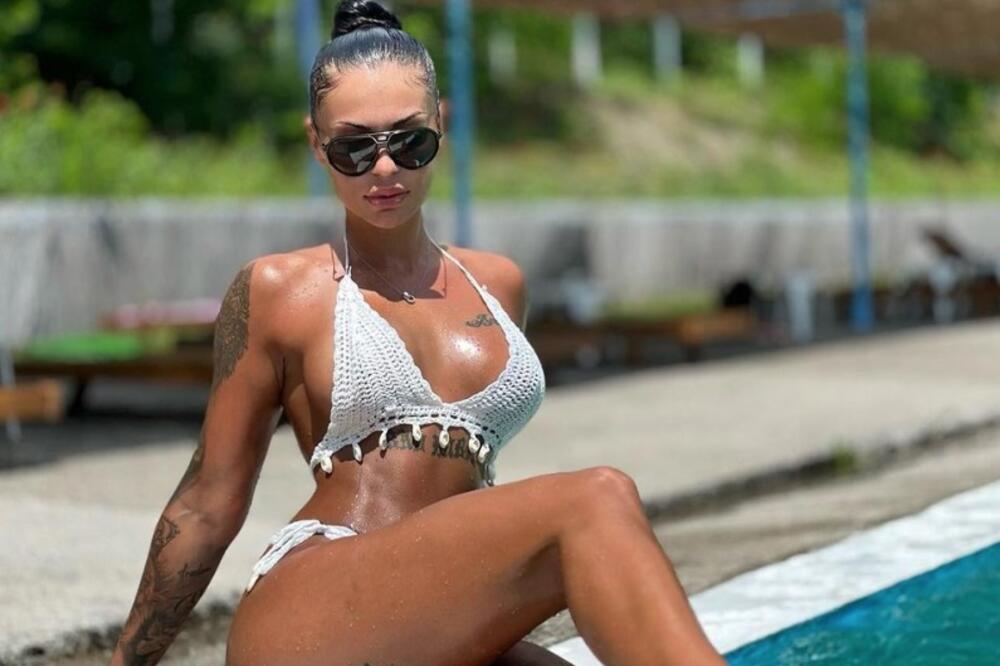 VATRENA CRNKA SE NAULJILA PA ZAUZELA POZU: Brutalnim atributima mami muški rod na GREH, gledaćete fotke NON-STOP