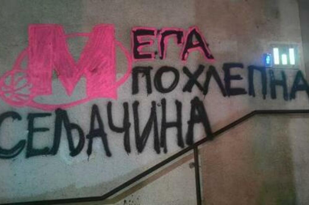 "GROBARI" ISPISALI UVREDLJIV GRAFIT MIŠKU RAŽNATOVIĆU: Poznati menadžer odgovorio u svom stilu (FOTO)