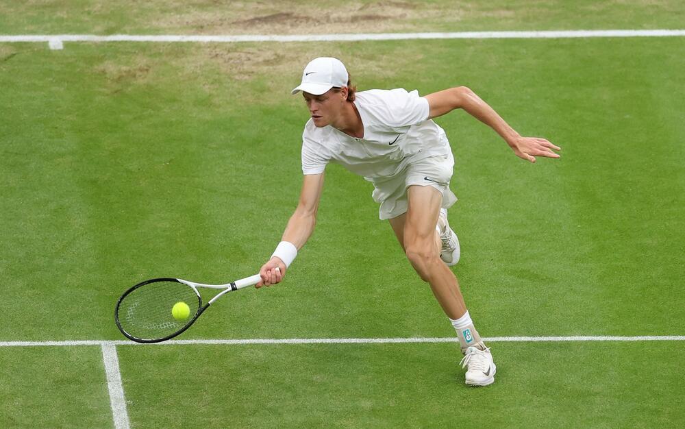 Janik Siner na meču protiv Novaka Đokovića