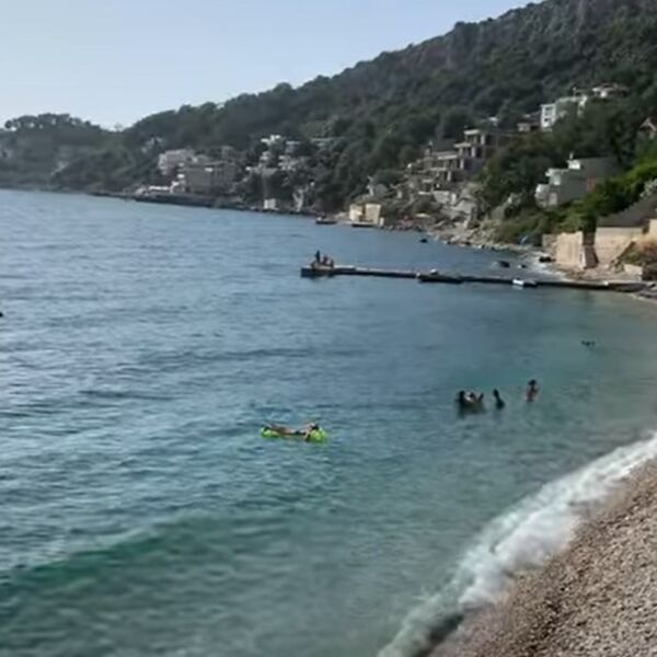 ZABRANJENO KUPANJE U JEDNOM OD NAJDRAŽIH LETOVALIŠTA U CRNOJ GORI: Srbi ga OBOŽAVAJU, a kvalitet vode je OČAJAN!