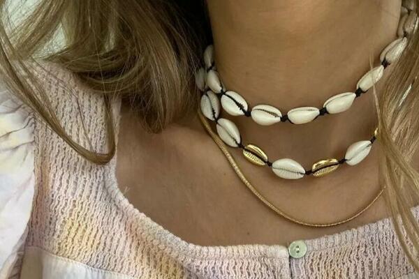 OVU OGRLICU NOSE SVE ŽENE LETI, A NEMAJU POJMA OD ČEGA SE PRAVI: Evo životinje od koje potiče, NIJE PRIJATNO za oko