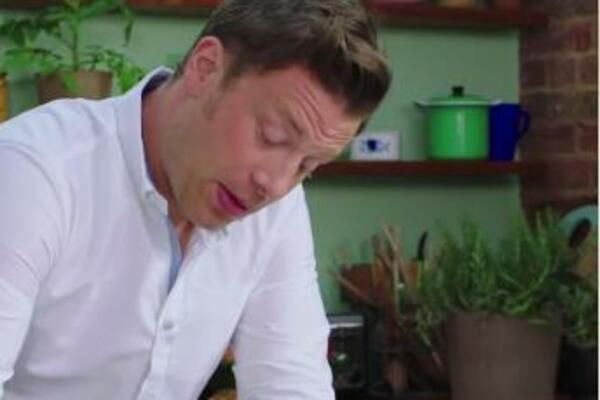 DŽEJMI OLIVER PODELIO LETNJI RECEPT ZA OMILJENU SRPSKU SALATU: Sve je SMUĆKAO za 3 minuta, izgleda BOGOVSKI (VIDEO)