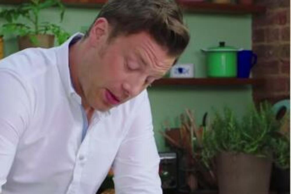 DŽEJMI OLIVER PODELIO LETNJI RECEPT ZA OMILJENU SRPSKU SALATU: Sve je SMUĆKAO za 3 minuta, izgleda BOGOVSKI (VIDEO)