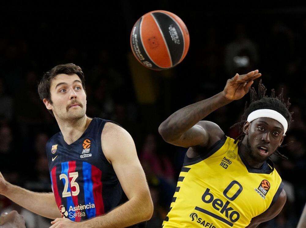 Majk Tobi (levo) na utakmici Barselone i Fenerbahčea