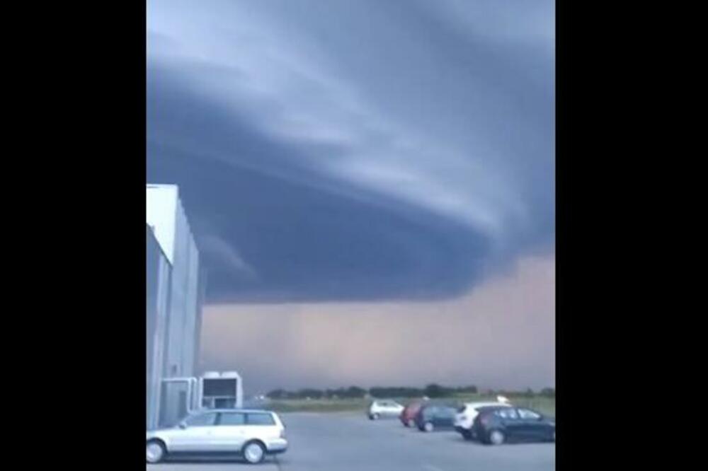 JEZIVA POJAVA NADVILA SE SINOĆ NAD VOJVODINOM, ZAVLADALA PANIKA! Meteorolog otkriva sve o SUPERĆELIJSKOM OBLAKU