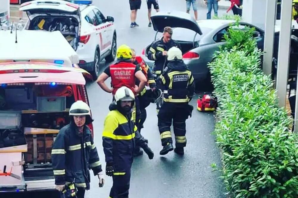 AUTOM ULETEO U KAFIĆ I ZABIO SE U STO ZA KOJIM SU SEDELE 3 OSOBE! Čuli su se samo krici! (UZNEMIRUJUĆI VIDEO)