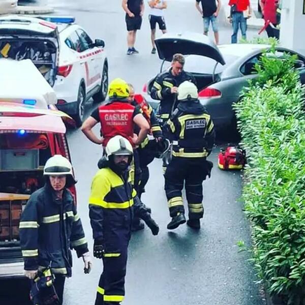 AUTOM ULETEO U KAFIĆ I ZABIO SE U STO ZA KOJIM SU SEDELE 3 OSOBE! Čuli su se samo krici! (UZNEMIRUJUĆI VIDEO)