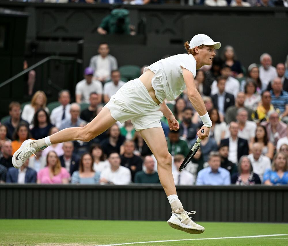 Janik Siner na meču protiv Novaka Đokovića