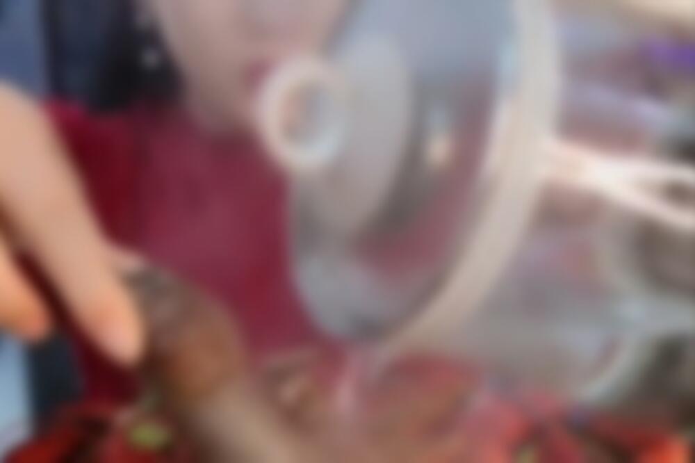 AU, KAKO MOŽE OVO DA POJEDE, MUŠKARCI POSEBNO U TRANSU: Nije stala, ono što je uradila je ŠOKIRALO internet (VIDEO)