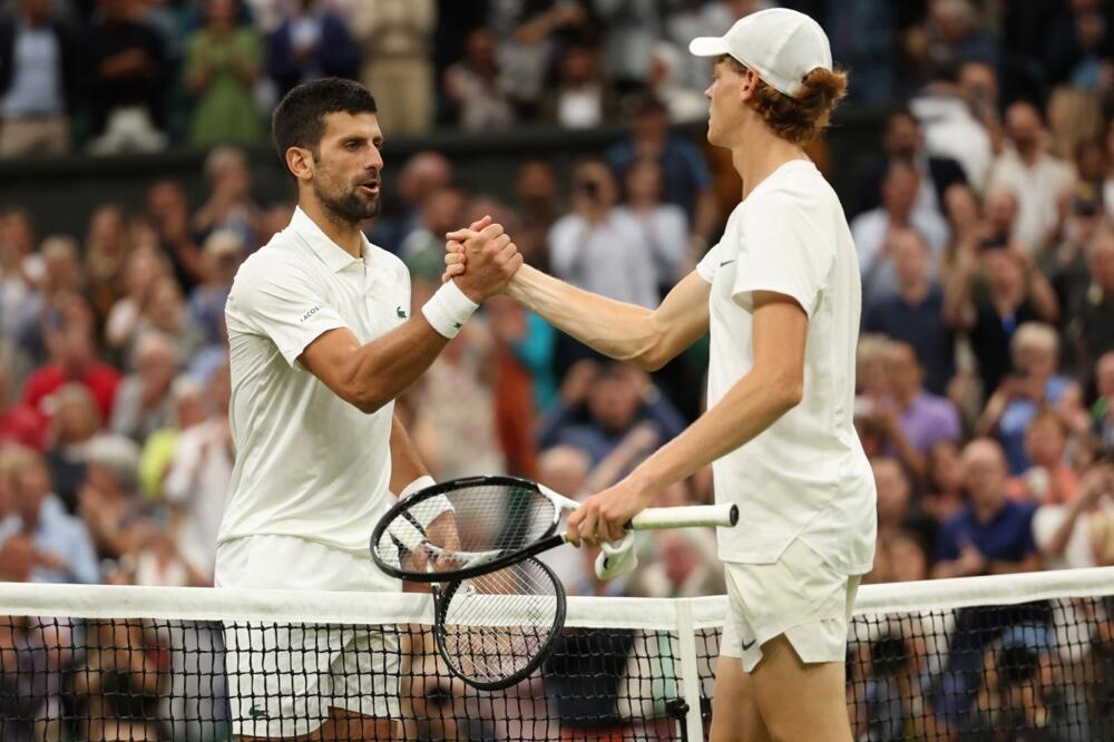 VIMBLDON PODSETIO NA SPEKTAKL: Navijači se odmah uključili - pamtite li ovaj LUDI POTEZ Novaka Đokovića?! (VIDEO)