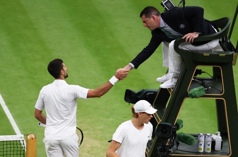 Novak Đoković i sudija Ričard Hejg posle meča