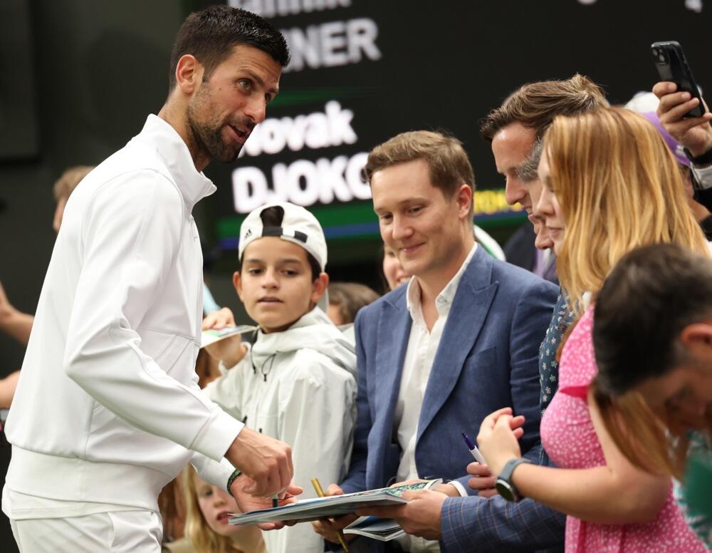 Novak deli autograme posle meča