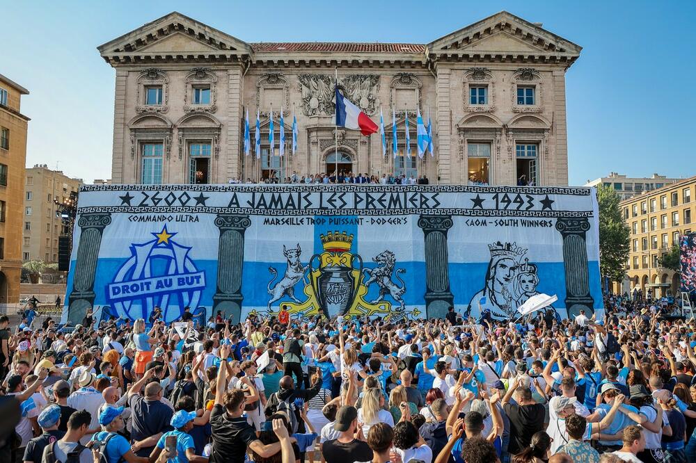 NAVIJAČI PRETNJAMA SMRĆU SMENILI TRENERA I PREDSEDNIKA KLUBA: Strašan skandal trese nekadašnjeg šampiona Evrope!