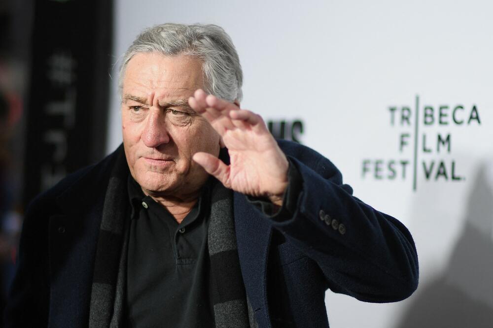 I SVETSKE FACE VOLE DA ZAIGRAJU KOLCE: Isplivala STARA FOTKA Roberta de Nira, evo šta radi kada ga PONESE ATMOSFERA