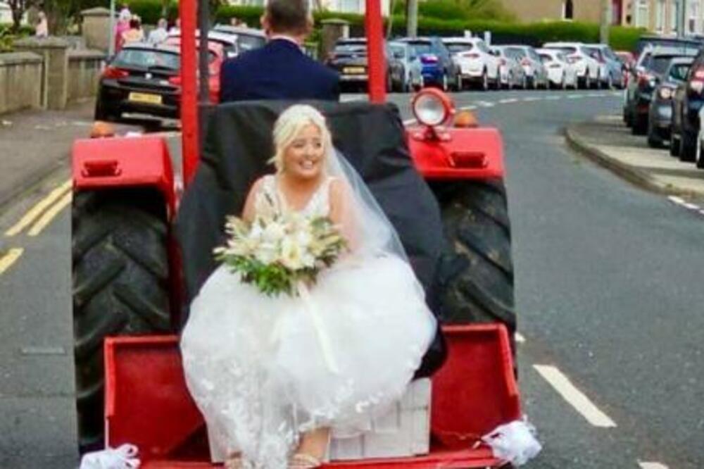 MLADA NA TRAKTORU STIGLA NA VENČANJE, OTAC JE VOZIO: Sedela u KORPI i za sve to imala DOBAR RAZLOG (FOTO)