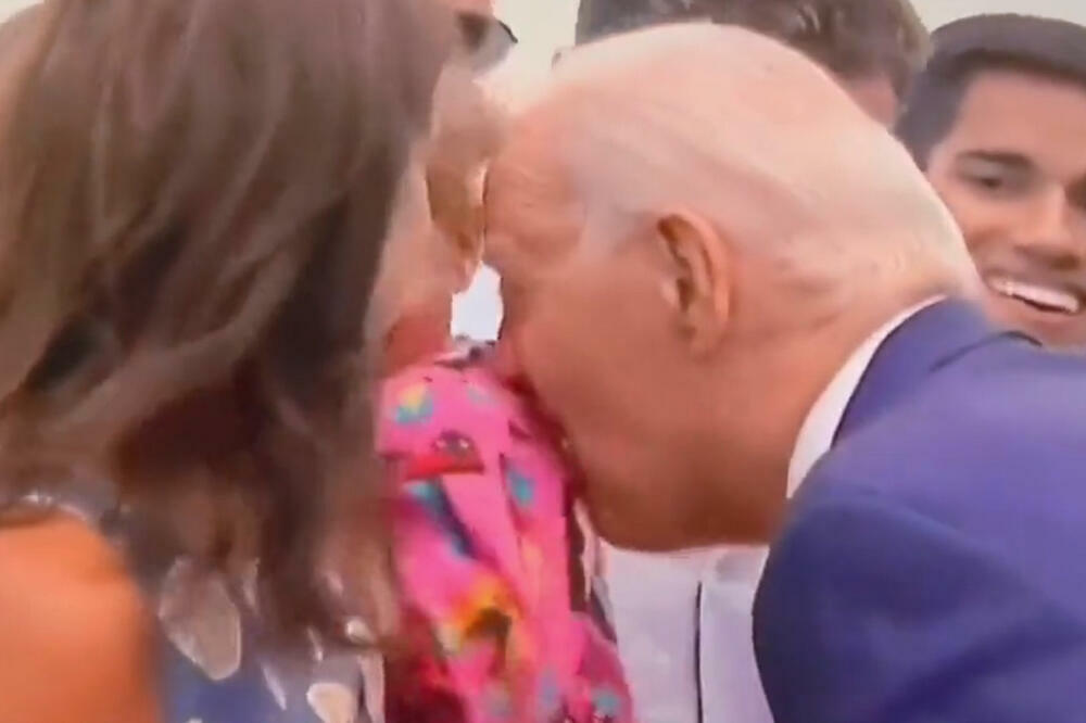 AMERIČKI PREDSEDNIK PONOVO ŠOKIRA, EVO ŠTA SE SAD DESILO: Prišao majci sa detetom i URADIO OVO (VIDEO)