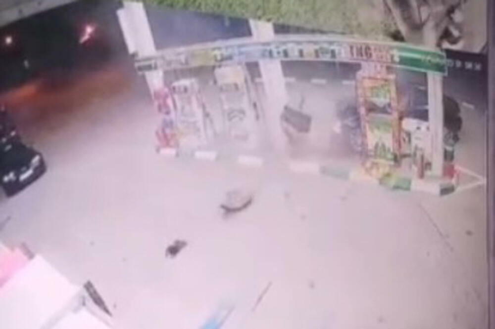 AUTOMOBIL SE ZAKUCAO U BENZINSKU PUMPU U ĆUPRIJI, SVE JE SNIMLJENO: Mogao je da pobije 10 ljudi