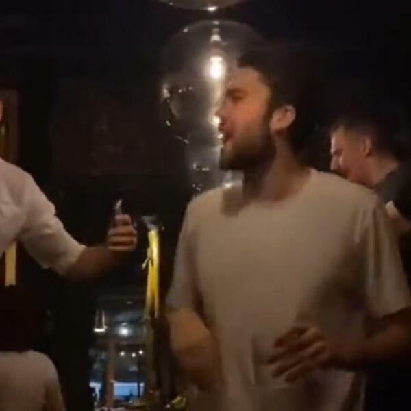 "MIHA" TOBI PEVA SRPSKE NARODNJAKE U KAFANI! Delije će biti oduševljene novim pojačanjem Zvezde (VIDEO)