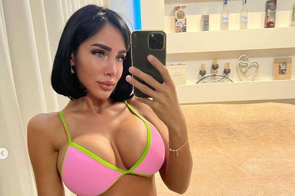 BUJNO POPRSJE U PRVOM PLANU, NA NJOJ SVE PUCA: Vatrena CRNKA se SVUKLA i pokazala čime RASPOLAŽE