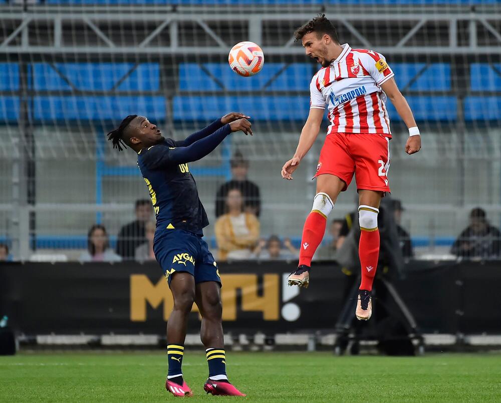 Strahinja Eraković (desno) na utakmici Fenerbahčea i Crvene zvezde
