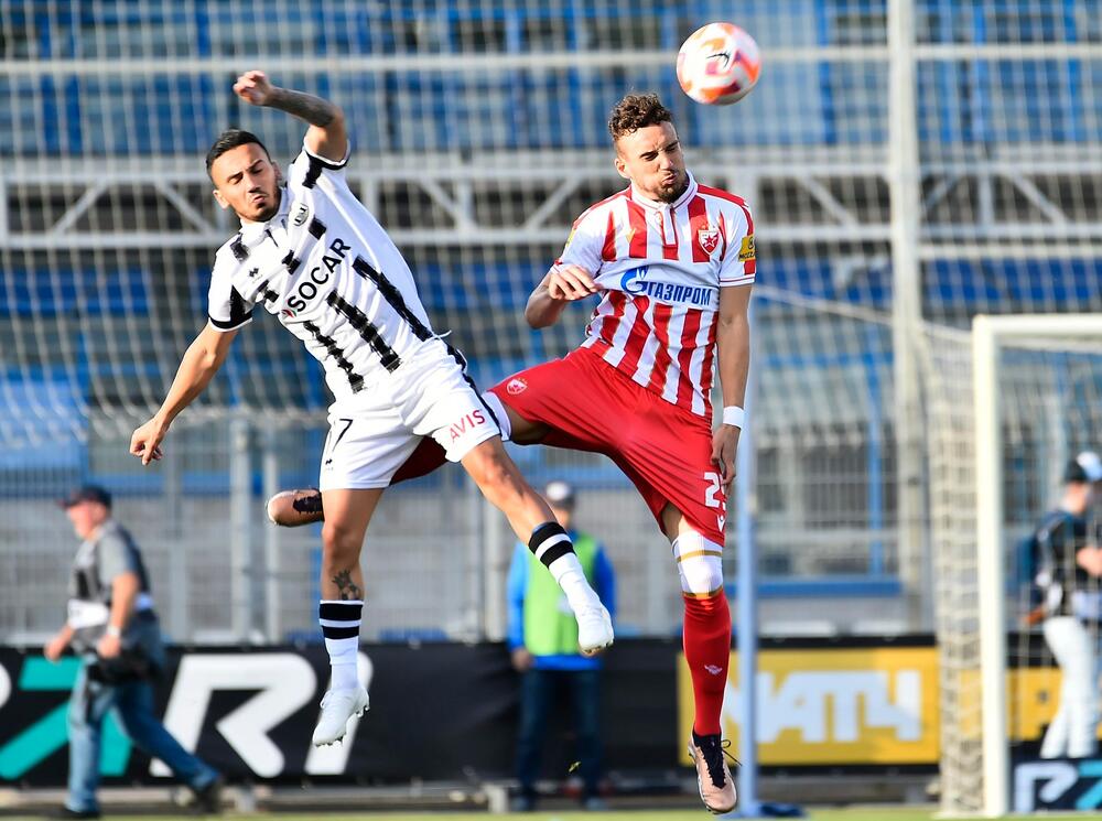 Strahinja Eraković (desno) na utakmici Nefčija i Crvene zvezde