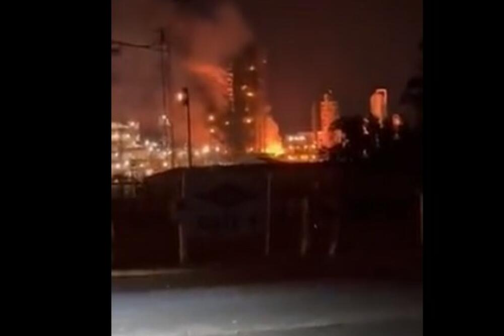 EKSPLOZIJA U HEMIJSKOJ FABRICI, CRNI DIM KULJA NA SVE STRANE! (VIDEO)