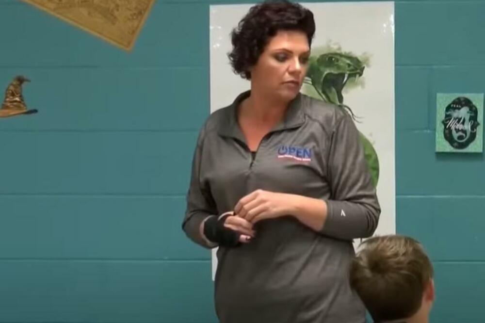 POHOTNA PROFESORKA RADILA OVO SA UČENIKOM, A MUŽ JE ZBOG JEDNOG DETALJA UHVATIO NA DELU: AU, kakva priča