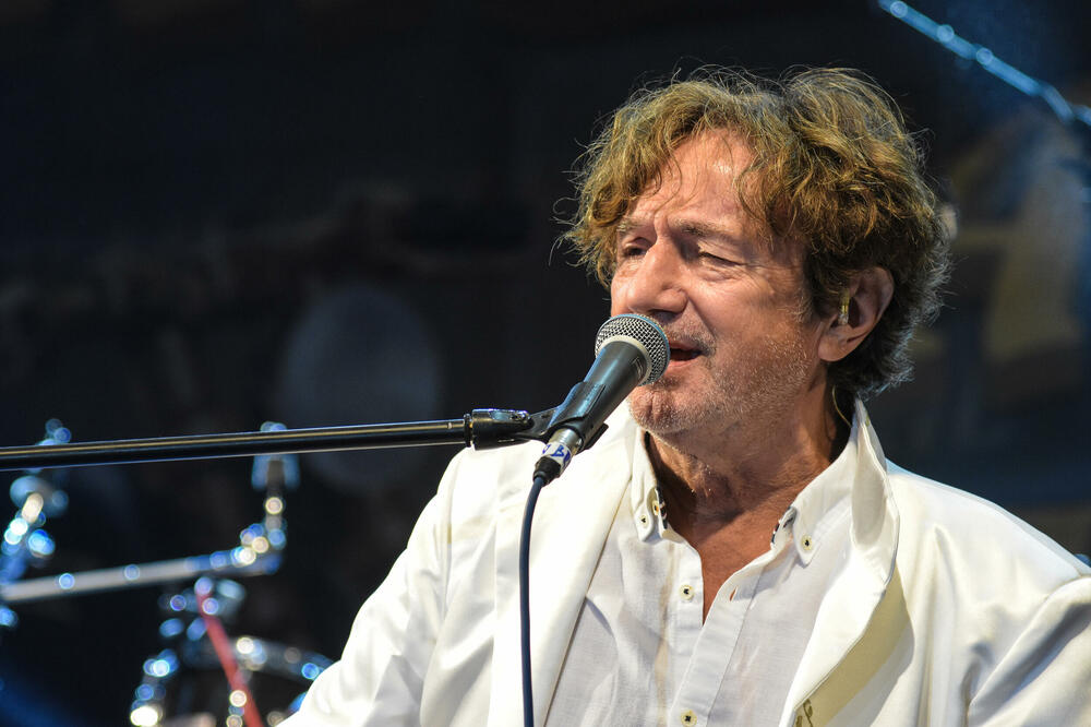 BREGINA ŽENA IZGLEDA KAO BOGINJA AFRODITA: Muzičar pored sebe ima KRALJICU, pojavila se PRIVATNA fotka