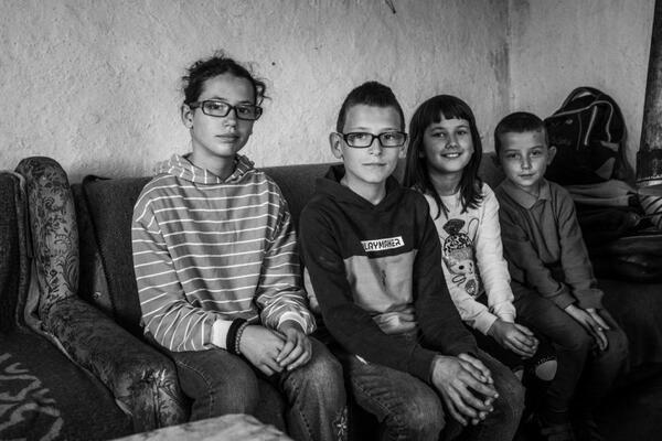 "VOLELA BIH DA DOBIJEM LEPU KUĆICU": Porodica Mitrović živi u ALBANSKOM SELU, nemaju NIŠTA SVOJE, a o OVOME SANJAJU