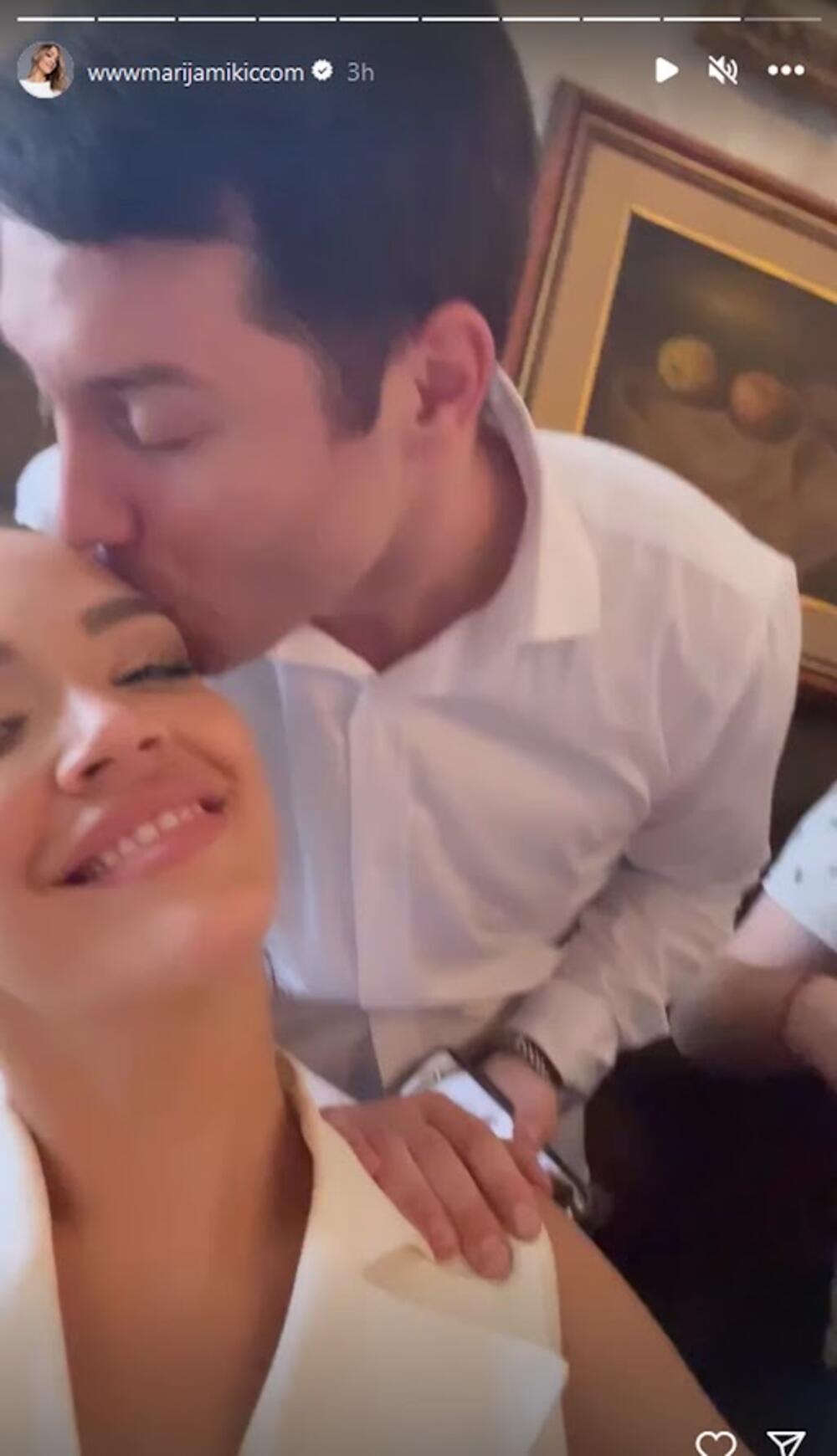 Marijin muž bio je među najveselijima na krštenju svoje ćerke Đurđe i sve vreme je ljubio i grlio pevačicu, koja mu je rodila dvoje zdrave i lepe dece