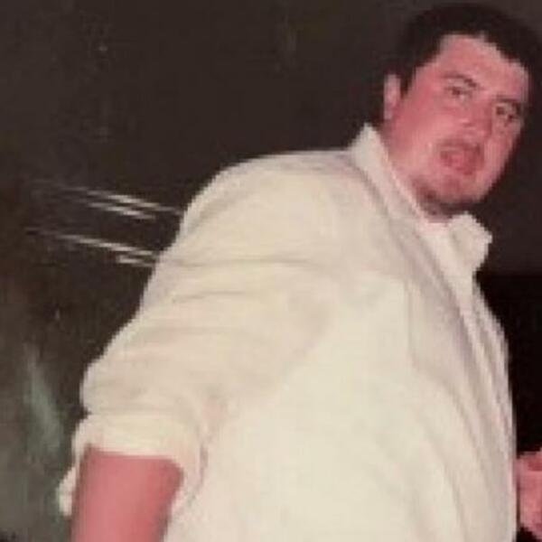 NEKADA JE BIO BUCKO, A ŽENE DANAS ZA NJIM UZDIŠU: Skinuo je kilograme i sada je PRAVI FRAJER, pogledajte ga SAMO