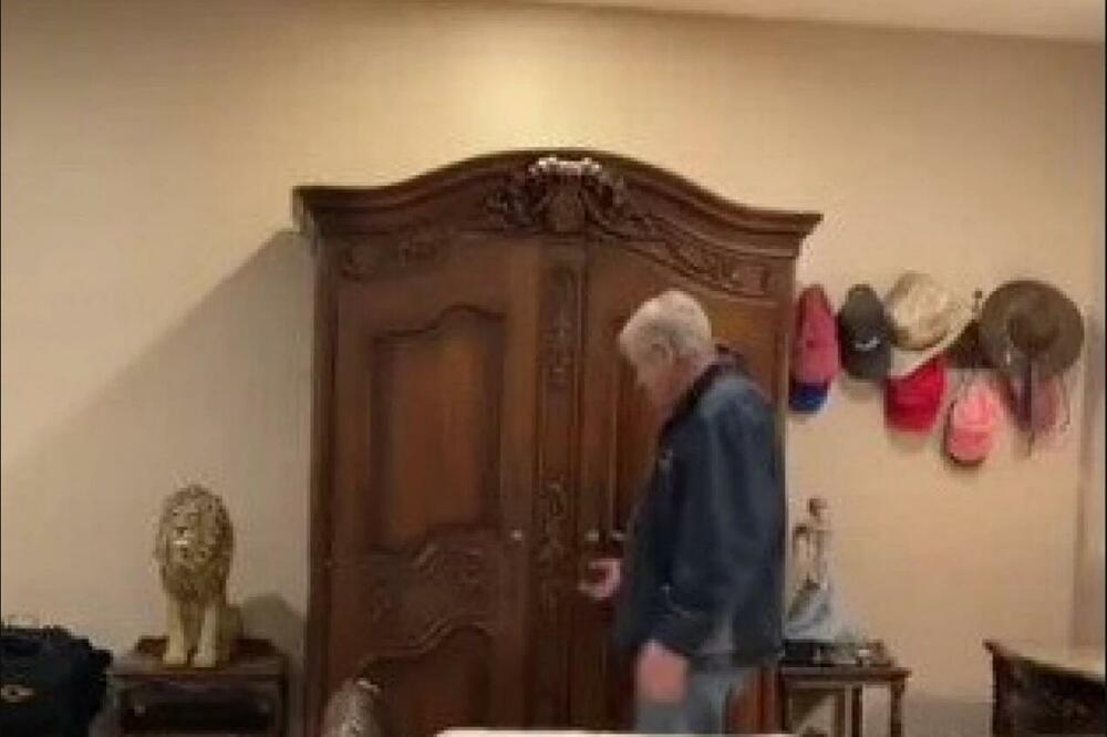 UNUKA OTKRILA ŠTA JOJ DEDA GODINAMA KRIJE U ORMARU: Ovakvu REAKCIJU morate da VIDITE, pravo... (VIDEO)