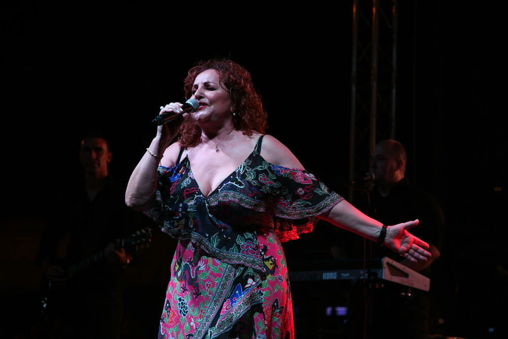 Ona je samo jednom progovorila o pokojnom partneru, i to početkom jula, na memorijalnom turniru u košarci koji je odigran u njegovu čast.