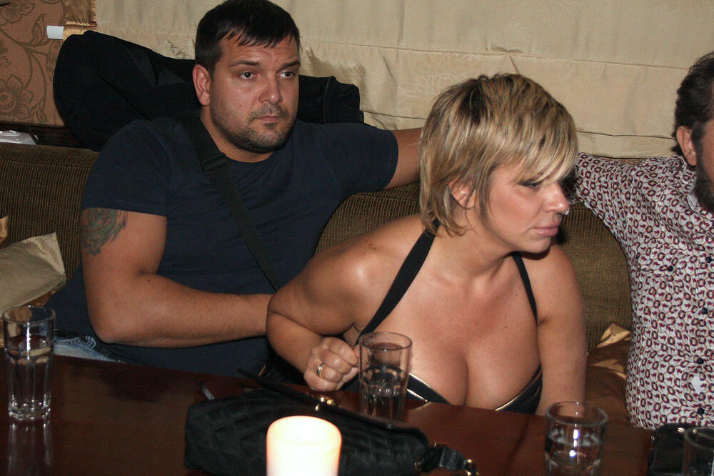 DARA LEŽE U KREVET SA 24 GODINE MLAĐIM, A ŠTA JOJ KAŽE KESIĆ? Otkrivena ŠOK stvar iz ODNOSA - I ZAUZETA S NJIM...