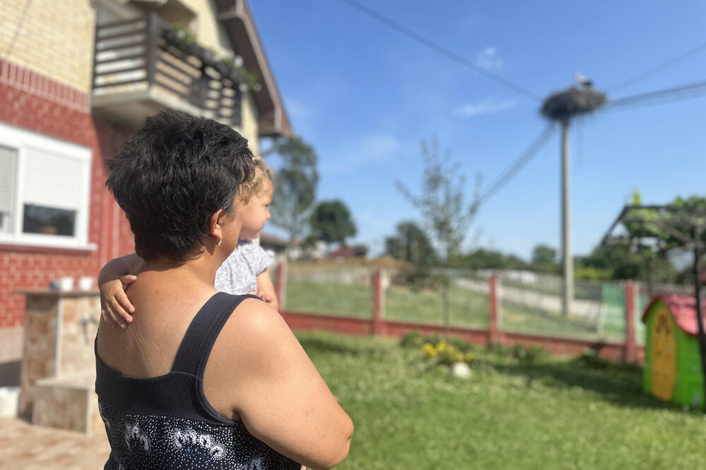 SAMO ODJEDNOM SKOČE NA AUTOMOBIL, A RAZLOG JE URNEBESAN: Rajko i Rajka su OMILJENE KOMŠIJE u selu Tavnik (FOTO)