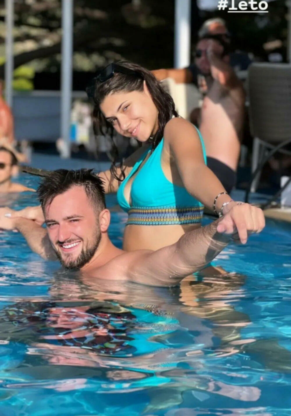 Veselinovićeva je pozirala na bazenu sa poznatim pevačom.