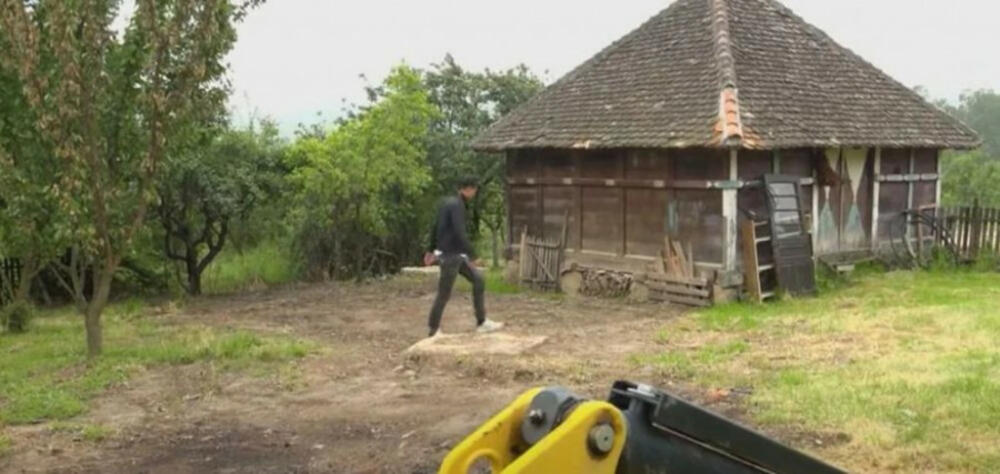 Imanje Miloša Bikovića nalazi se u selu blizu Valjeva na 40 kilometara od manastira Jovanje, u kojem je njegov rođeni brat Mihailo starešina.