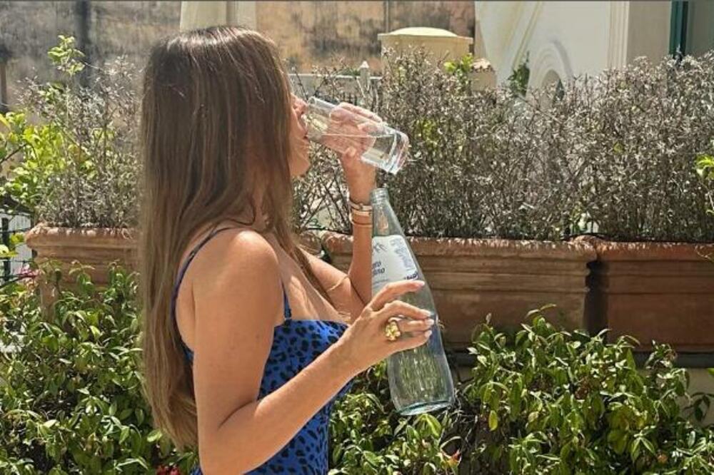 MA KAKO JE MOGUĆE DA ONA IMA 51 GODINU? Pogledajte šta joj je ispod STRUKA, kupaći nećete ni primetiti (FOTO/VIDEO)