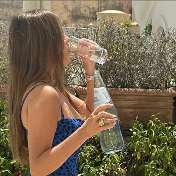 MA KAKO JE MOGUĆE DA ONA IMA 51 GODINU? Pogledajte šta joj je ispod STRUKA, kupaći nećete ni primetiti (FOTO/VIDEO)