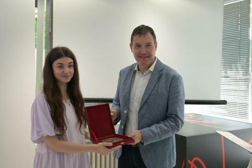 MLADA I TALENTOVANA ANDREJA PRIMILA JE KNJIŽEVNU NAGRADU "NOVICA TADIĆ": Za to je zaslužan njen intrigantni rukopis