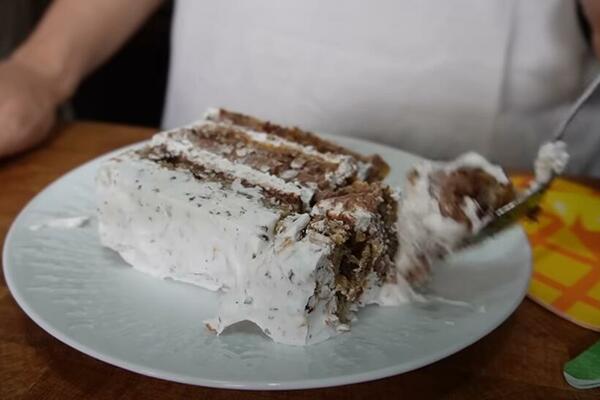 TORTA SA LETNJIM IMENOM I OSVEŽAVAJUĆIM UKUSOM: Hrskava, kremasta, SOČNA sve u jednoj (RECEPT)