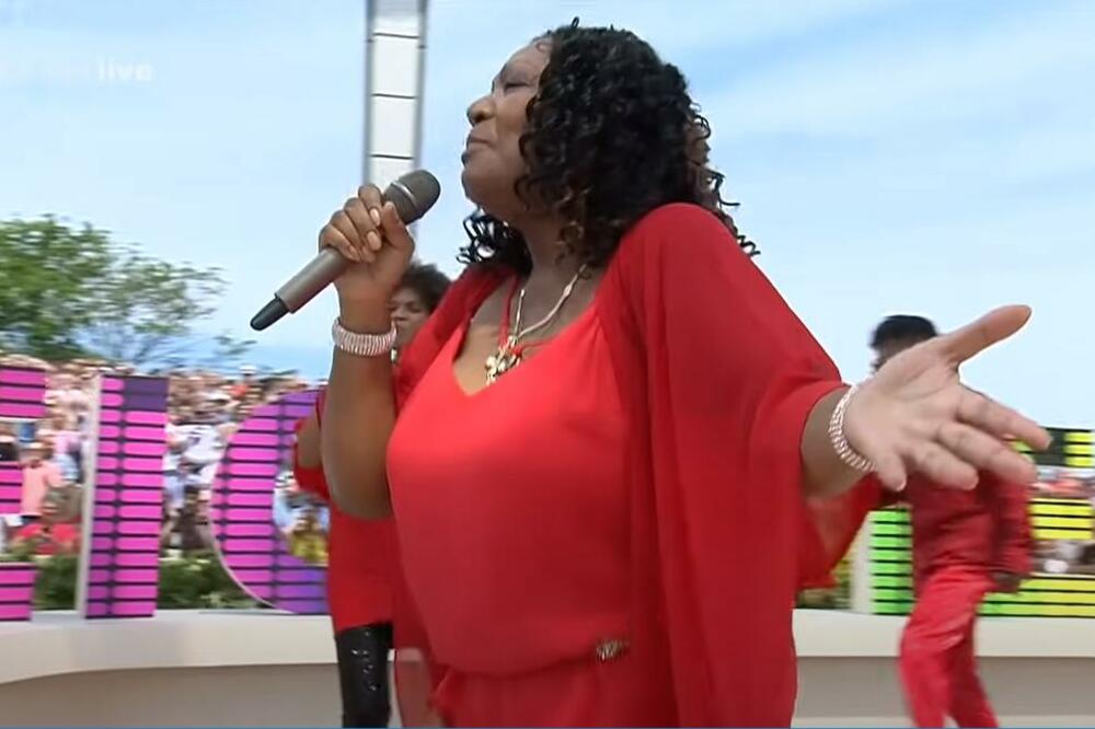 PEVAČICA DOŽIVELA SAOBRAĆAJNU NEZGODU: Automobil SLETEO U JARAK, evo u kakvom je stanju žena