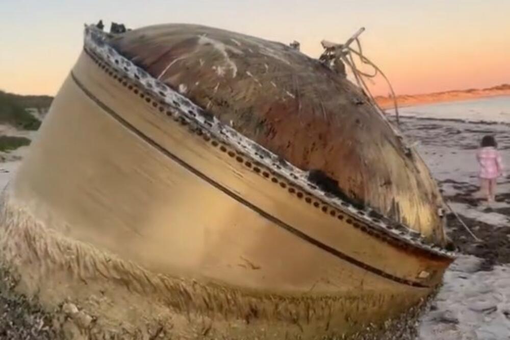 ŠTA JE OVO NA PLAŽI? Voda izbacila misteriozni objekat, sumnja se da je OPASAN PO LJUDE (VIDEO)